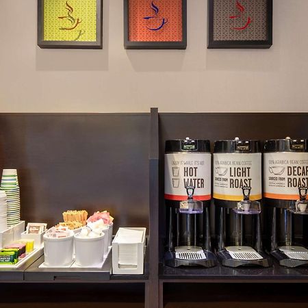 Hampton Inn By Hilton Toronto Airport Corporate Centre Екстериор снимка